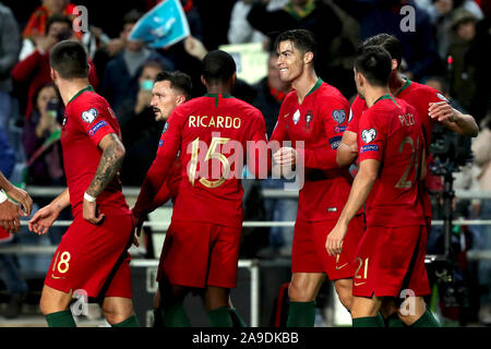 Faro, Portugal. 14Th Nov, 2019. Cristiano Ronaldo (3e R) du Portugal au cours de la célèbre groupe B match contre la Lituanie lors de l'UEFA Euro 2020 au qualificatif de stade d Algarve à Faro, Portugal, le 14 novembre 2019. Crédit : Pedro Fiuza/Xinhua/Alamy Live News Banque D'Images