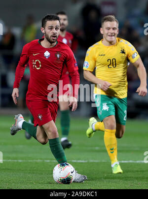 Faro, Portugal. 14Th Nov, 2019. Bernardo Silva (L) du Portugal brise pendant le match du groupe B contre la Lituanie lors de l'UEFA Euro 2020 au qualificatif de stade d Algarve à Faro, Portugal, le 14 novembre 2019. Crédit : Pedro Fiuza/Xinhua/Alamy Live News Banque D'Images