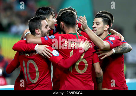 Faro, Portugal. 14Th Nov, 2019. Les joueurs du Portugal célébrer au cours de la groupe B match contre la Lituanie lors de l'UEFA Euro 2020 au qualificatif de stade d Algarve à Faro, Portugal, le 14 novembre 2019. Crédit : Pedro Fiuza/Xinhua/Alamy Live News Banque D'Images