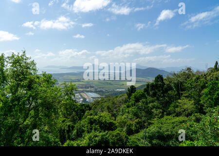 La forêt pluviale dans le nord de l'Australie près de Cairns avec le vert des montagnes et ciel bleu nuages blancs sont Banque D'Images