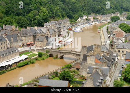 Vue depuis le viaduc de la Rance et le port de Dinan, Departement Cotes d'Armor, Bretagne, France Banque D'Images