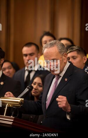 Le sénateur américain Chuck Schumer de New York, rejoint par ses collègues démocrates, demande à l'Administration d'Atout pour renverser leur résiliation de DACA lors d'une conférence de presse sur la colline du Capitole, le 12 novembre 2019 à Washington, DC. Les membres du Sénat et de la Chambre a rejoint demandeurs dans le cas DACA a exigé le Sénat contrôlé par les Républicains pour passer le rêve et la Loi sur la promesse d'autoriser les enfants de sans-papiers à rester aux États-Unis. Banque D'Images