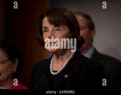 Le sénateur américain Dianne Feinstein de Californie, rejoint par ses collègues démocrates, a introduit la violence contre les femmes Reauthorization Act de 2019 lors d'une conférence de presse sur la colline du Capitole, le 13 novembre 2019 à Washington, DC. Banque D'Images