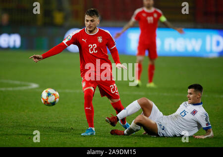 Belgrade. 14Th Nov, 2019. Adem Ljajic la Serbie (L) rivalise avec le Luxembourg Olivier Thill durant la match du groupe B lors de l'UEFA Euro 2020 à Belgrade, Serbie le 14 novembre 2019. La Serbie a gagné 3-2. Credit : Predrag Milosavljevic/Xinhua/Alamy Live News Banque D'Images