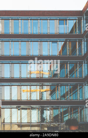 Une grande maison à Hambourg à l'Elbe dont la façade en verre brille dans le coucher du soleil Banque D'Images