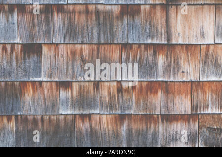 Un mur en bois patiné avec des bardeaux Banque D'Images