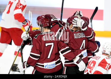 La Lettonie, la Lettonie. 14Th Nov, 2019. Les joueurs du Dinamo Riga célébrer au cours de la Ligue de hockey de l'équipe 2019-2020 (KHL) match de hockey sur glace contre le Spartak Moscou à Riga, Lettonie, 14 novembre 2019. Credit : Edijs Palens/Xinhua/Alamy Live News Banque D'Images