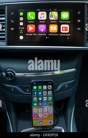 Apple CarPlay, Affichage, écran tactile, Planche de bord, iPhone X, Voiture, Peugeot 308, Banque D'Images