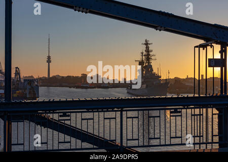 Le lever du soleil, vue depuis le pont de l'empereur Guillaume sur le port de connexion, tour aérien destroyer lance-missiles, Mölders, Musée naval allemand, Wilhelmshave Banque D'Images