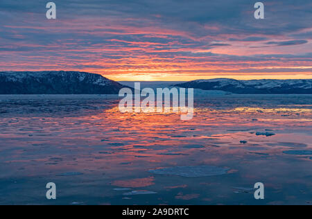 Serene Lever du soleil sur la glace de mer et des glaciers du Glacier Eqip Sermia dans l'ouest du Groenland Banque D'Images