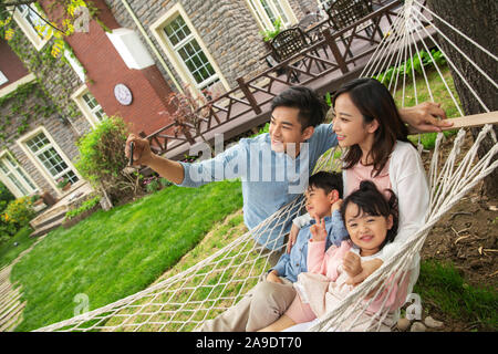 Photographies de famille heureuse dans la cour Banque D'Images