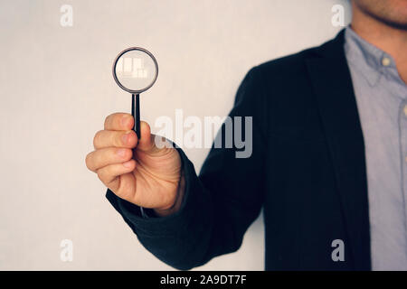 Business man holding magnifying glass. concept de recherche Banque D'Images