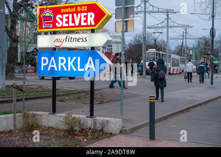 Panneaux indiquant la gare de Tallinn en Estonie Banque D'Images