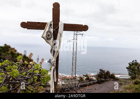 Vue sur mer à Garachico avec croix en bois et chiffon de prière au premier plan Banque D'Images