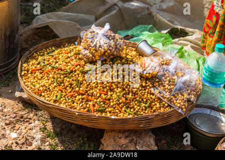 Riche et traditionnelle, torréfié chana masala, en vente à la foire (Sijhora) Mandla Madhya Pradesh en Inde. Banque D'Images