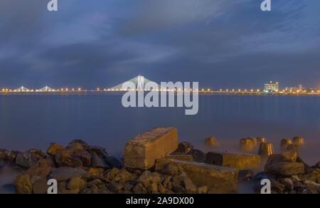 Pont Bandra-Worli Sea Link vu poster Coucher de soleil depuis la plage de Dadar Mumbai, Maharashtra, Inde, Banque D'Images