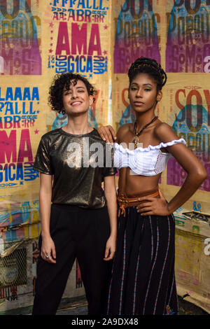 Deux jeunes femmes d'Amérique latine dans les rues de Cali, Colombie Banque D'Images