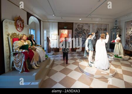 Moritzburg, Allemagne. 14Th Nov, 2019. Une femme marche à travers l'exposition "Trois noisettes pour Cendrillon' dans l'ancien pavillon de chasse du Wettins. À partir du 16 novembre 2019 au 01 mars 2020, le spectacle sur le film de conte du même nom de 1973 peut être vu. Château de Moritzburg fut l'un des endroits pour la co-production des studios de cinéma de l'ex-Tchécoslovaquie et GDR. Credit : Sebastian Kahnert/dpa-Zentralbild/dpa/Alamy Live News Banque D'Images