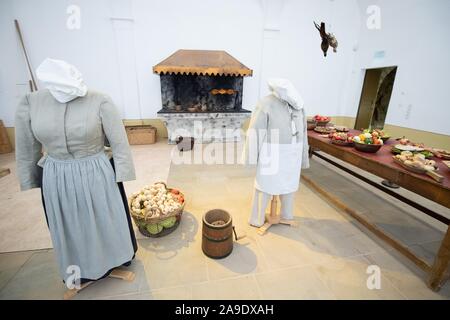 Moritzburg, Allemagne. 14Th Nov, 2019. Stand d'exposition et poser dans l'ancien pavillon de chasse du château dans les Wettins cuisine à l'occasion de l'exposition "Trois noisettes pour Cendrillon'. À partir du 16 novembre 2019 au 01 mars 2020, le spectacle sur le film de conte du même nom de 1973 peut être vu. Château de Moritzburg fut l'un des endroits pour la co-production des studios de cinéma de l'ex-Tchécoslovaquie et GDR. Credit : Sebastian Kahnert/dpa-Zentralbild/dpa/Alamy Live News Banque D'Images