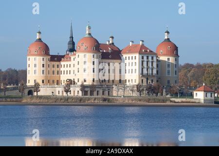 Moritzburg, Allemagne. 14Th Nov, 2019. L'ancien pavillon de chasse du Wettins se reflète dans l'eau de l'étang du château. À partir du 16 novembre 2019 au 01 mars 2020 l'exposition "Trois noisettes pour Cendrillon' sur le film de conte du même nom de 1973 peut être vu dans le château. Château de Moritzburg fut l'un des endroits pour la co-production des studios de cinéma de l'ex-Tchécoslovaquie et GDR. Credit : Sebastian Kahnert/dpa-Zentralbild/ZB/dpa/Alamy Live News Banque D'Images