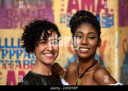 Deux jeunes femmes d'Amérique latine dans les rues de Cali, Colombie Banque D'Images