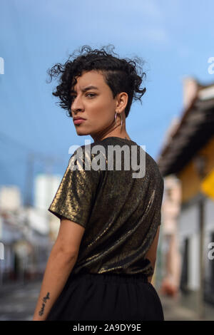 Jeune femme latine dans les rues de Cali, Colombie Banque D'Images