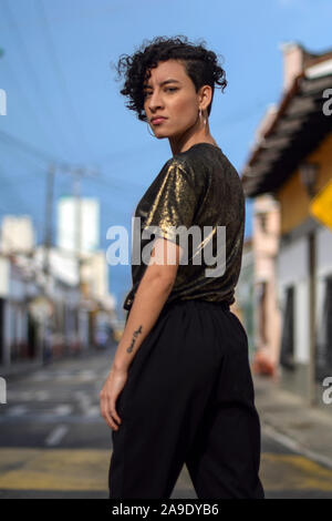 Jeune femme latine dans les rues de Cali, Colombie Banque D'Images