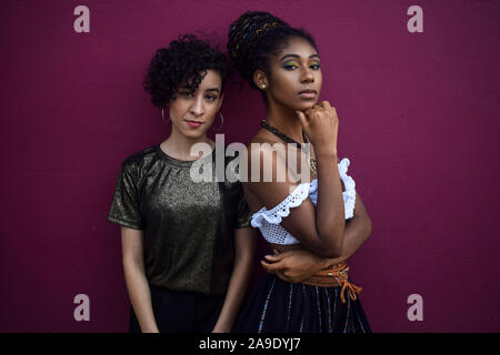 Deux jeunes femmes d'Amérique latine dans les rues de Cali, Colombie Banque D'Images