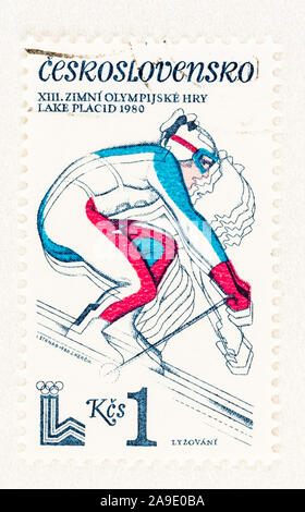 SEATTLE WASHINGTON - 4 octobre 2019 : La Tchécoslovaquie 1980 Timbre-poste avec du ski alpin, représentant le XIII de Jeux Olympiques d'hiver de Lake Placid USA Banque D'Images