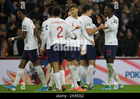 Londres, Royaume-Uni. 14Th Nov, 2019. Angleterre célébrer après Tammy Abraham (R) a marqué pour le rendre 7-0 au cours de l'UEFA Euro 2020 Groupe admissible un match entre l'Angleterre et le Monténégro au stade de Wembley le 14 novembre 2019 à Londres, en Angleterre. (Photo par Matt Bradshaw/) Credit : PHC Images/Alamy Live News Banque D'Images