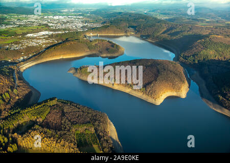 Vues aériennes, de l'eau faible dans le Biggesee, réserve naturelle, île, barrage, l'association de la Ruhr, Kraghammer, Attendorn, Sauerland, Rhénanie du Nord-Westphalie, Germ Banque D'Images