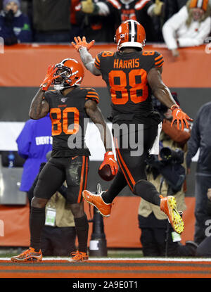 Cleveland, États-Unis. 14Th Nov, 2019. Cleveland Brown's Jarvis Landry (80) célèbre son touchdown catch contre les Steelers de Pittsburgh avec Demetrius Harris (88) dans la première moitié au stade FirstEnergy à Cleveland, Ohio le Jeudi, Novembre 14, 2019. Photo par Aaron Josefczyk/UPI UPI : Crédit/Alamy Live News Banque D'Images