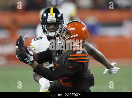 Cleveland, États-Unis. 14Th Nov, 2019. Cleveland Brown a KhaDarel Hodge (12) tire un col pour se défendre par Pittsburgh Steeler's Mike Hilton (28) dans la première moitié au stade FirstEnergy à Cleveland, Ohio le Jeudi, Novembre 14, 2019. Photo par Aaron Josefczyk/UPI UPI : Crédit/Alamy Live News Banque D'Images
