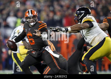 Cleveland, États-Unis. 14Th Nov, 2019. Cleveland Brown's Mayfield (6) échappe à la ruée de Pittsburgh Steeler's Cam Heyward (97) dans la première moitié au stade FirstEnergy à Cleveland, Ohio le Jeudi, Novembre 14, 2019. Photo par Aaron Josefczyk/UPI UPI : Crédit/Alamy Live News Banque D'Images