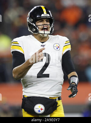 Cleveland, États-Unis. 14Th Nov, 2019. Pittsburgh Steeler's Mason Rudolph (2) hurle à la magistrature au cours de la première moitié contre les Cleveland Browns au stade FirstEnergy à Cleveland, Ohio le Jeudi, Novembre 14, 2019. Photo par Aaron Josefczyk/UPI UPI : Crédit/Alamy Live News Banque D'Images