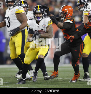 Cleveland, États-Unis. 14Th Nov, 2019. Pittsburgh Steeler's James Connor (30) s'enfuit de Cleveland Brown's Myles Garrett (95) dans la première moitié au stade FirstEnergy à Cleveland, Ohio le Jeudi, Novembre 14, 2019. Photo par Aaron Josefczyk/UPI UPI : Crédit/Alamy Live News Banque D'Images