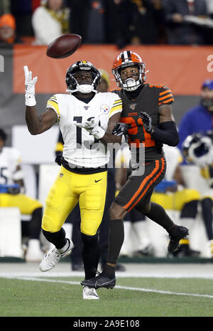 Cleveland, États-Unis. 14Th Nov, 2019. Cleveland Brown's Denzel Ward (21) est appelé pour passer d'ingérence contre les Pittsburgh Steelers James Washington (13) dans la première moitié au stade FirstEnergy à Cleveland, Ohio le Jeudi, Novembre 14, 2019. Photo par Aaron Josefczyk/UPI UPI : Crédit/Alamy Live News Banque D'Images