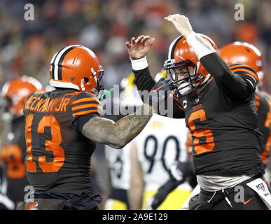 Cleveland, États-Unis. 14Th Nov, 2019. Cleveland Brown's Mayfield (6) célèbre son une cour but courir contre les Steelers de Pittsburgh avec Beckham Odell (Jr 13 au stade FirstEnergy à Cleveland, Ohio le Jeudi, Novembre 14, 2019. Photo par Aaron Josefczyk/UPI UPI : Crédit/Alamy Live News Banque D'Images