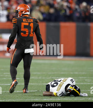 Cleveland, États-Unis. 14Th Nov, 2019. Pittsburgh Steeler's JuJu Smith-Schuster (19) se trouve sur le sol après avoir été touché par Cleveland Brown's Mack Wilson (51) dans la première moitié au stade FirstEnergy à Cleveland, Ohio le dimanche, Novembre 14, 2019. Photo par Aaron Josefczyk/UPI UPI : Crédit/Alamy Live News Banque D'Images