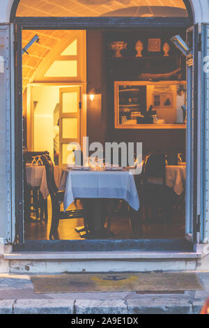 Vue dans un restaurant de la vieille ville de Gallipoli, Pouilles, Italie, Europe Banque D'Images