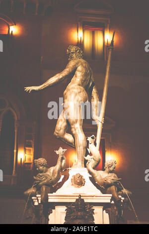 La statue de Neptune sur un bien, la Piazza Nettuno, nuit à Bologne, Italie, Europe Banque D'Images