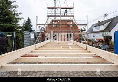 Nouvelle construction d'une charpente de toit sur une maison individuelle Banque D'Images