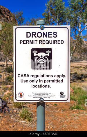 7 Oct 19. Alice Springs, Territoire du Nord, Australie. Permis exigé par un drone signe à Simpson Gap dans l'Australie centrale à distance. Banque D'Images