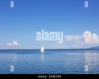 Voiliers sur Chiemsee Banque D'Images