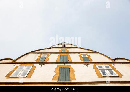 L'Europe, l'Allemagne, en Rhénanie du Nord-Westphalie, Bielefeld. Façade et pignon de la cour réflecteur (construit en 1540). Banque D'Images