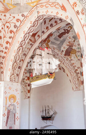 L'Europe, Danemark, Møn, Fanefjord. Modèle réduit de navire dans l'Fanefjord church (fin 13e siècle), au-dessus de la célèbre fresques de l'inconnu qu'on appelle Elmelunde Banque D'Images
