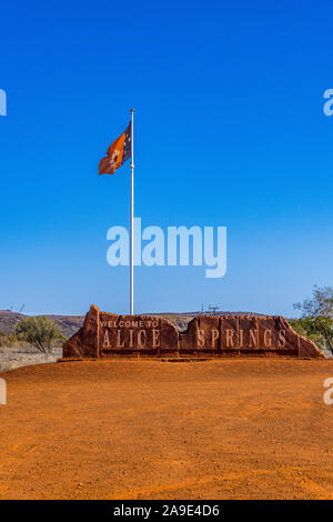 8 Oct 19 - Alice Springs (Australie). Une Bienvenue à Alice Springs monument et signer dans le Territoire du Nord. Banque D'Images