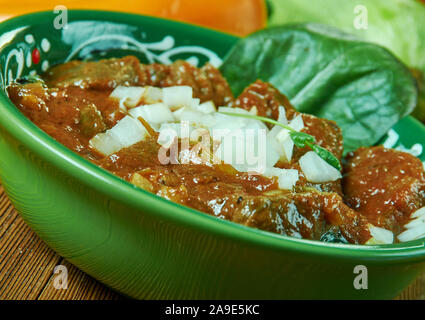 Birria de res estilo Jalisco, ragoût de boeuf authentique avec un rôti de Bœuf, de l'eau, séché au Chili, du Jalisco, Mexique Banque D'Images