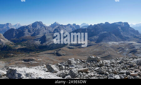 Plateau de fanes, à la gauche de Ju de Limo, fanes, Tyrol du sud, vue à Sorapis et Antelao et Tofane di dentro et di Mezzo et Tofana de Rozes et fa Banque D'Images