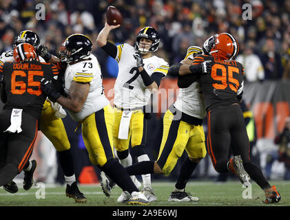 Cleveland, États-Unis. 15 Nov, 2019. Pittsburgh Steeler's Mason Rudolph (2) jette une note contre le stade FirstEnergy à Cleveland Browns de Cleveland, Ohio, le jeudi 14 novembre, 2019. Photo par Aaron Josefczyk/UPI UPI : Crédit/Alamy Live News Banque D'Images